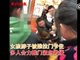 实拍南通一五岁女孩脖子被卡商场推拉门 众人生死营救