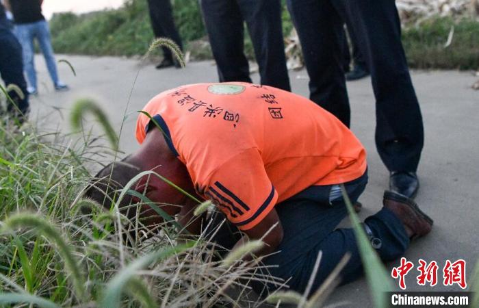 嫌疑人刘某杰指认现场时跪地痛哭。警方供图